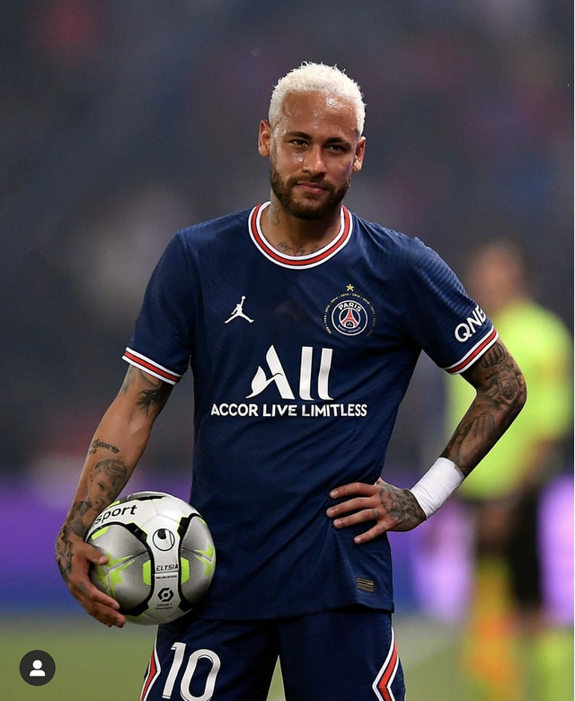 关于巴黎圣日耳曼前锋内马尔连场进球，助球队晋级的信息