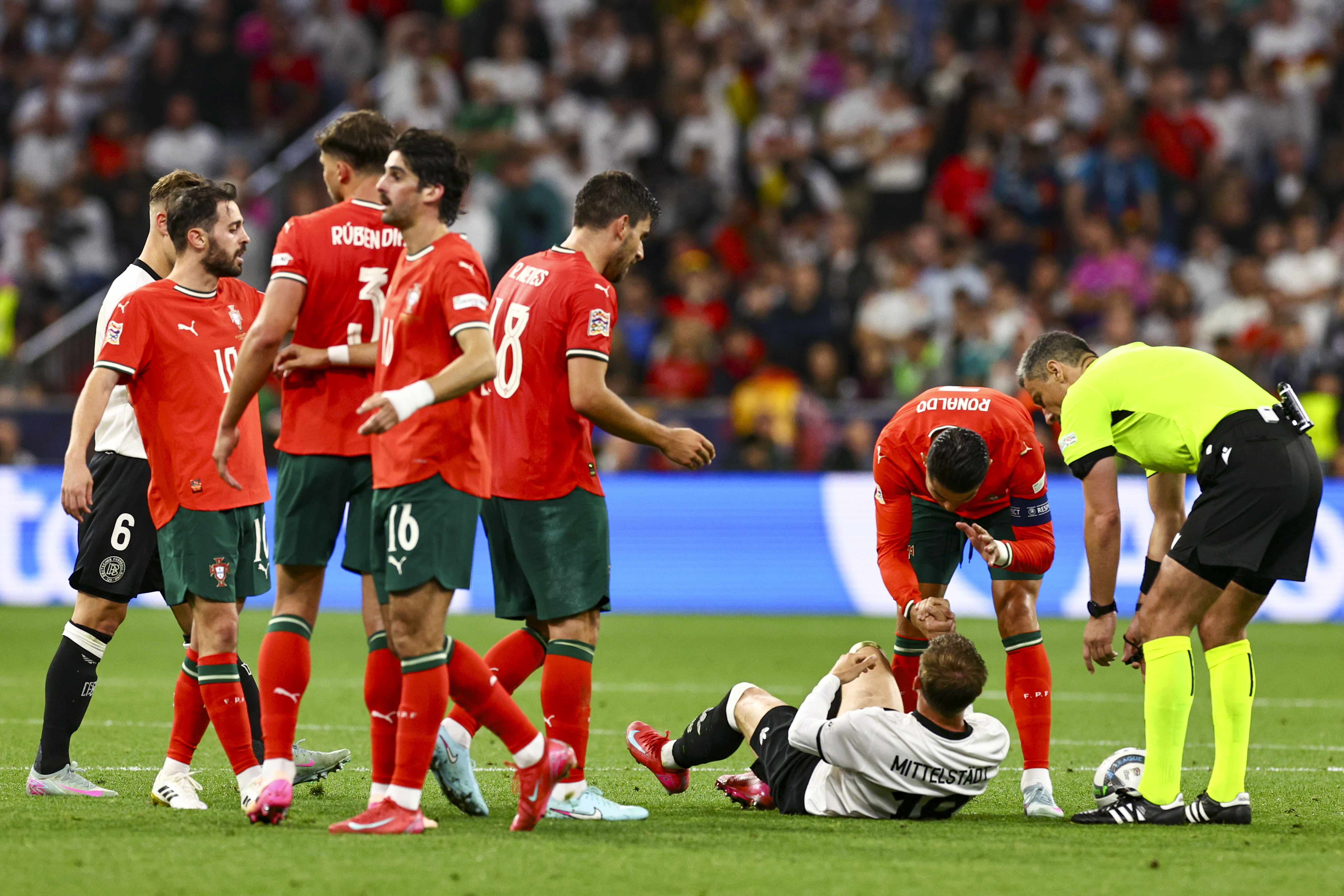 关于激烈角逐,欧洲足坛豪门纷纷出击的信息 关于激烈角逐,欧洲足坛豪门纷纷出击的信息