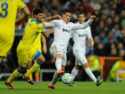 希腊足球队在比赛中表现抢眼，成功晋级