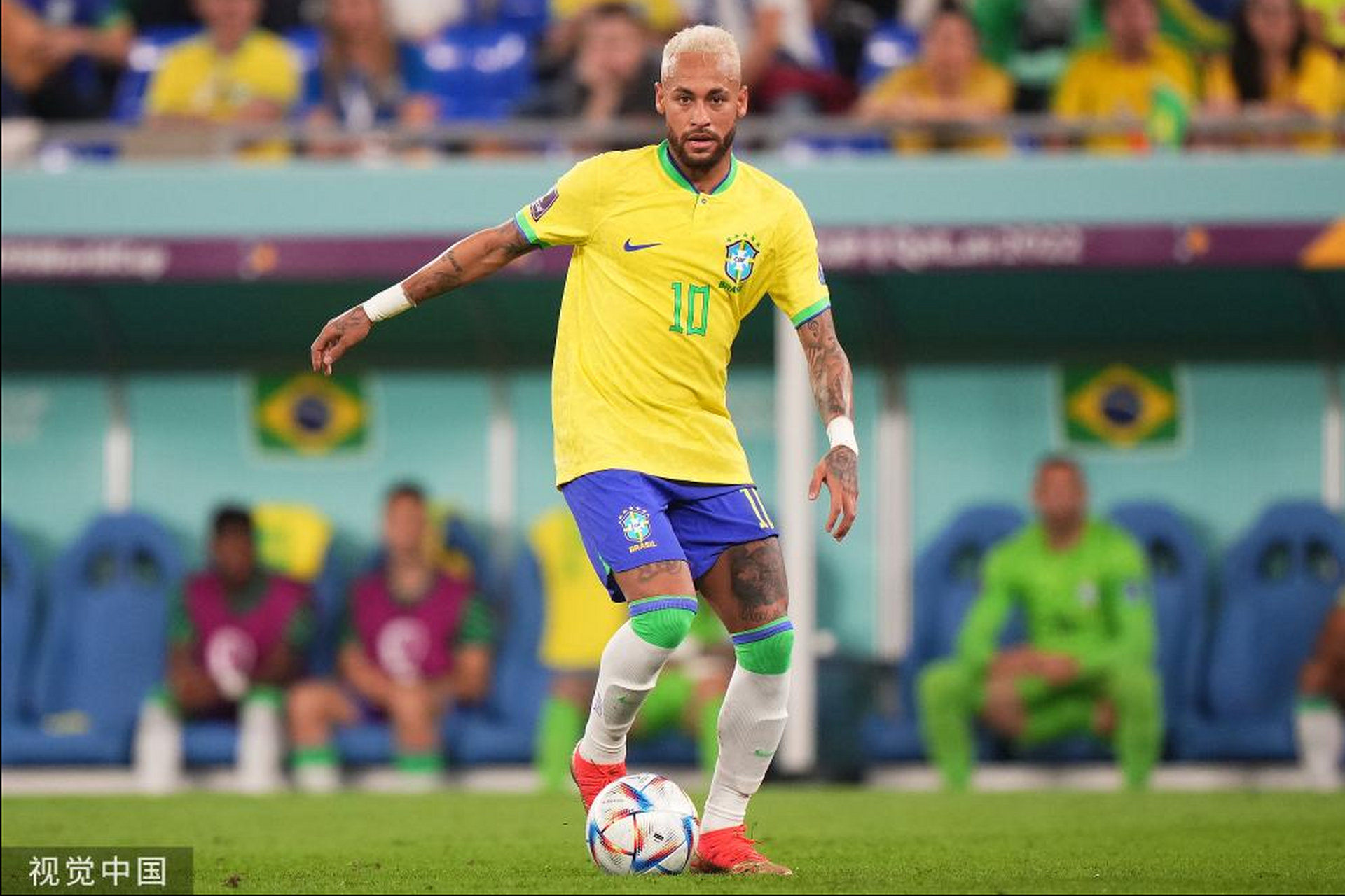 希腊足球队在比赛中表现抢眼，成功晋级