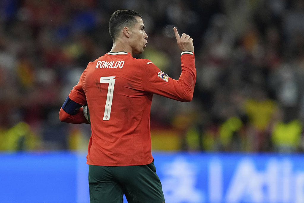 传奇球星C罗在欧洲杯夺得冠军 传奇球星C罗在欧洲杯夺得冠军