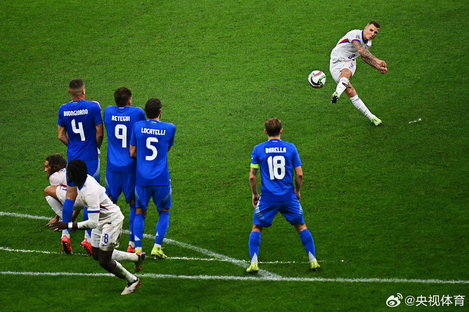 欧洲国家杯预选赛烽火连天，球场上风云变幻