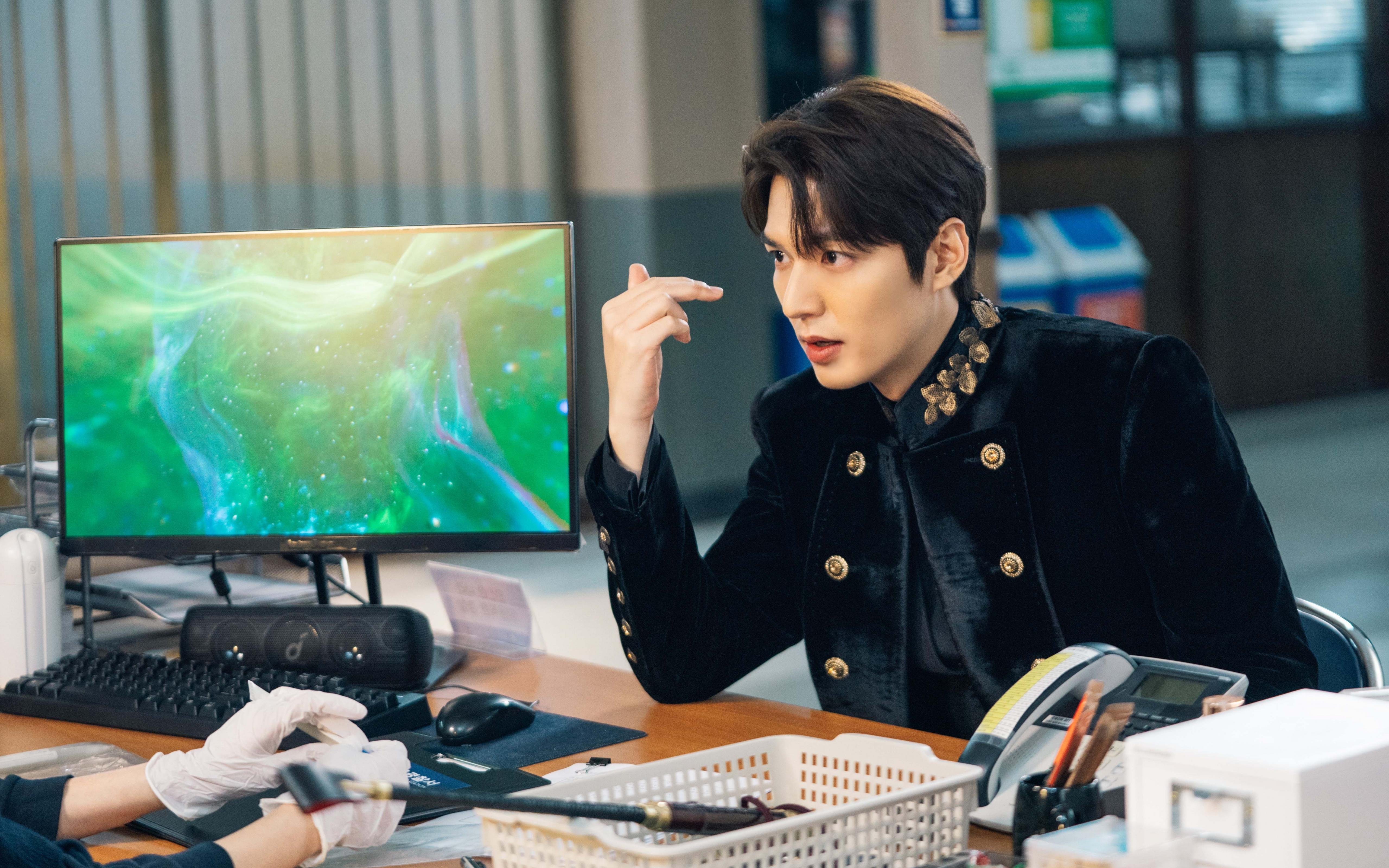 绿茵与硬木的共鸣，利物浦的压哨绝杀与法比尼奥的西决接管