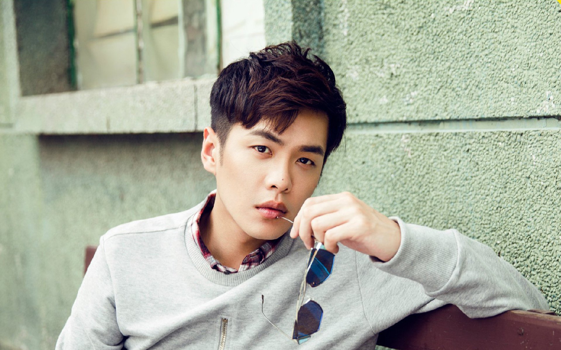 欧冠淘汰赛焦点战，里昂主场险胜中国新军，惊险晋级八强