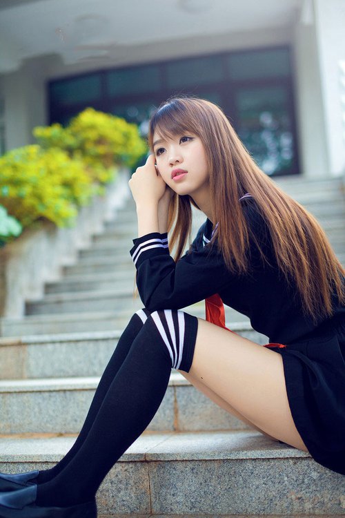 霓虹赛道与引擎交响诗，霍勒迪的上海F1街道赛之夜